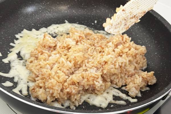 ご飯をフライパンにのせて？　「その発想はなかった」「早速やる」