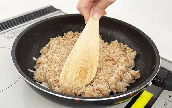 ご飯をフライパンにのせて？　「その発想はなかった」「早速やる」