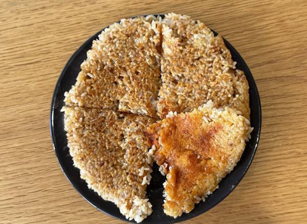 ご飯をフライパンにのせて？　「その発想はなかった」「早速やる」