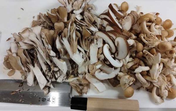 大量のキノコを切っていると？　１１万『いいね』のオチに「吹いた」「分かるよー」