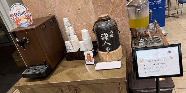 沖縄の『東横イン』に泊まると…　ロビーの１枚に「も、もう１泊追加で」