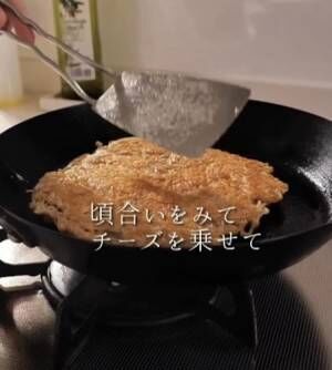 丸く成形したエノキタケをフライパンの上でひっくり返した様子