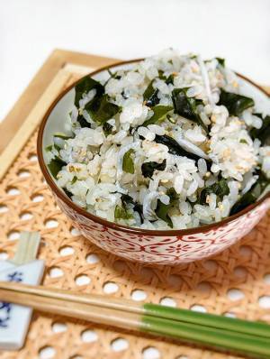 栄養満点ご飯に「メモした」「今日これ作る」　ワカメとシラスを混ぜて…