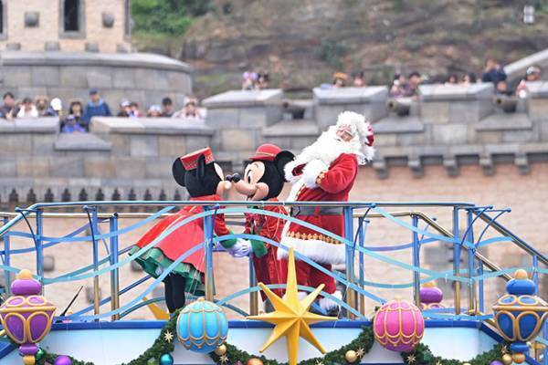 東京ディズニーシー、サンタとミッキー・ミニーのクリスマス　大集合で眼福の瞬間！