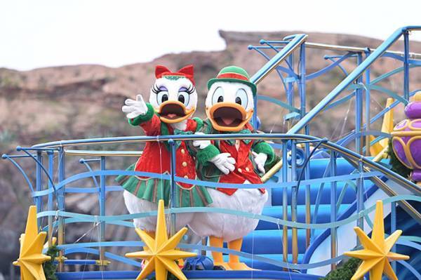 東京ディズニーシー、サンタとミッキー・ミニーのクリスマス　大集合で眼福の瞬間！