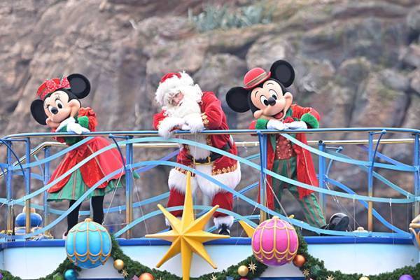 東京ディズニーシー、サンタとミッキー・ミニーのクリスマス　大集合で眼福の瞬間！