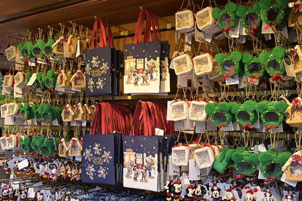 クリスマスの東京ディズニーリゾートを楽しむなら？　おすすめのお土産も紹介