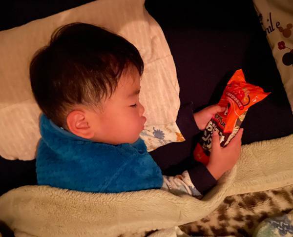 眠る息子に「笑いすぎて腹が痛い」　両手には…「意外すぎる共演」「コーヒー吹いた」