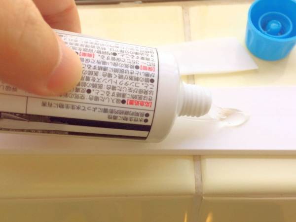 瞬間接着剤が「固まらない」　一緒に保存するモノが？　「知らなかった」「次からこれ」