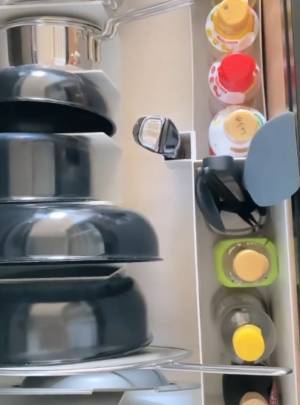 プロが教えるコンロ下の使い方　小技の効いた収納法が「スッキリ見やすい」