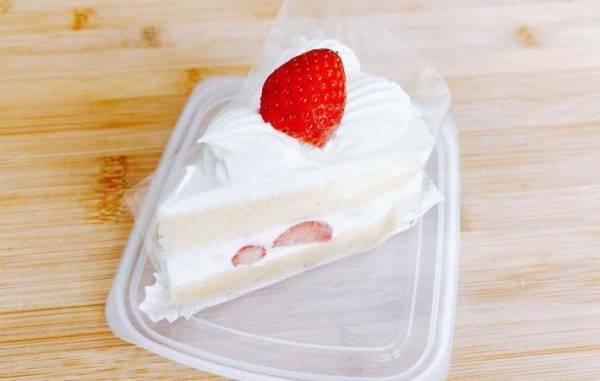 まだラップで包んでる？　ケーキが余ったら…「逆にするのか」