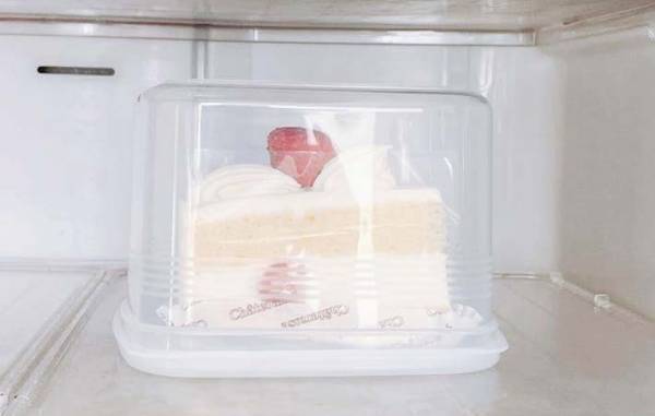 まだラップで包んでる？　ケーキが余ったら…「逆にするのか」