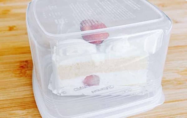 まだラップで包んでる？　ケーキが余ったら…「逆にするのか」