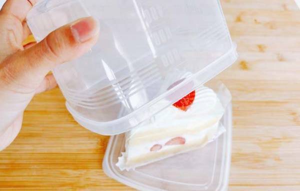 まだラップで包んでる？　ケーキが余ったら…「逆にするのか」