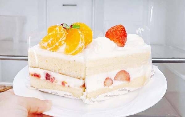 皿に乗ったケーキの写真