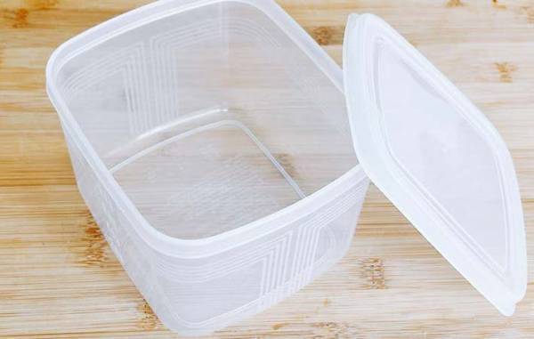 まだラップで包んでる？　ケーキが余ったら…「逆にするのか」