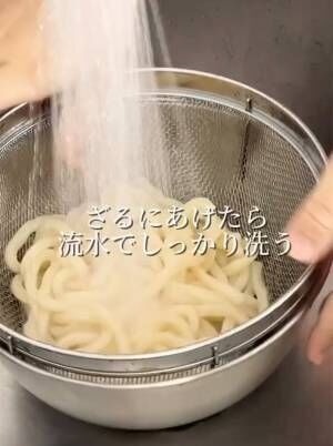 『豚バラとエノキの肉汁つけうどん』の作り方