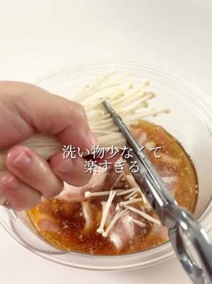 レンジで『豚バラとエノキの肉汁つけうどん』　「助かる」「おかわりの嵐です」