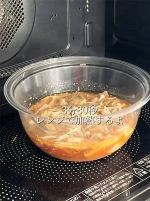 レンジで『豚バラとエノキの肉汁つけうどん』　「助かる」「おかわりの嵐です」