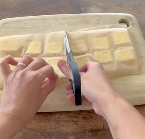 包丁にバターが付いた時は？　動画に「いいことを教えてもらった」「裏技すごい」