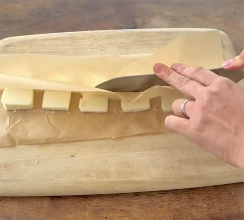 包丁にバターが付いた時は？　動画に「いいことを教えてもらった」「裏技すごい」