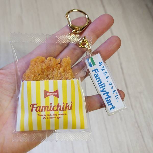 「もったいなくて…」　１年保存した『ファミチキの袋』活用方法に驚き！