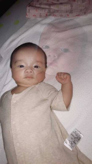 幽体離脱をする赤ちゃん！？　父親が投稿した、驚きの写真