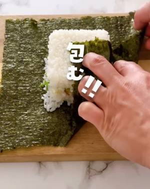 崩れやすい『おにぎらず』　あるモノを使うと？　「完璧」「きれいに作れる」