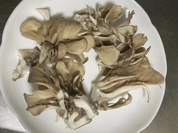 マイタケにまぶしたのは…？　味付けに「ハマった」「箸が止まらん」