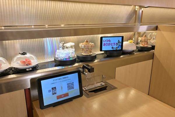 回転レーンに流れるのは…？　くら寿司の試みに「面白すぎる」「絶対にやりたい」