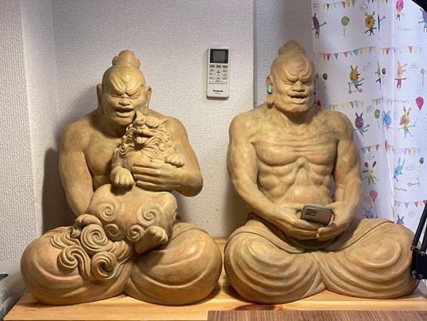 藝大の卒業生の部屋に「ほれぼれする」　２体の仁王像が並ぶ光景がこちら
