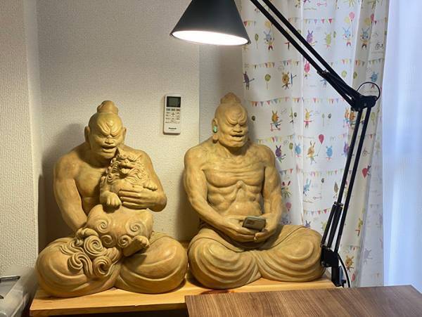 藝大の卒業生の部屋に「ほれぼれする」　２体の仁王像が並ぶ光景がこちら