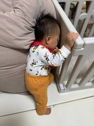 「意味が分からなくて笑う」　０歳児の目を疑うような『寝方』が、こちら