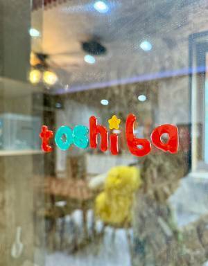 小２息子の発想に「天才」「賢いわぁ」　窓に貼られたステッカーを見ると？