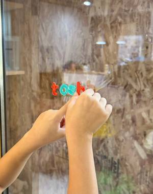 小２息子の発想に「天才」「賢いわぁ」　窓に貼られたステッカーを見ると？