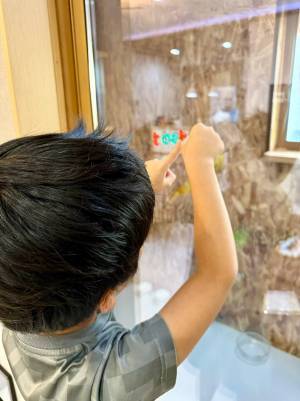 小２息子の発想に「天才」「賢いわぁ」　窓に貼られたステッカーを見ると？