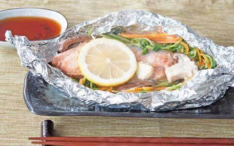 鮭のホイル焼きに豆苗？　食べる手が止まらないレシピがこちら！