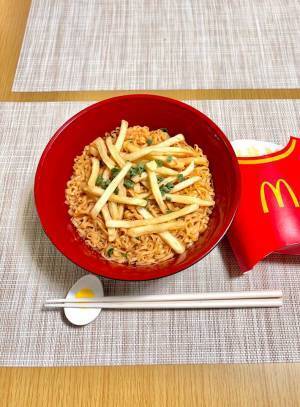 冷めたポテトをのせたのは…　現役シェフがやっている『意外すぎる食べ方』が？