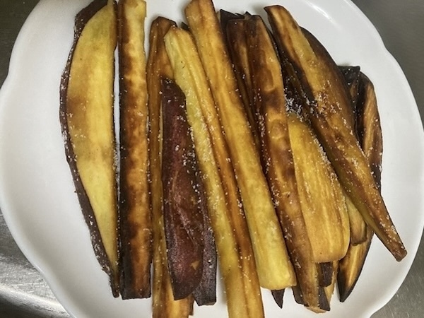 サツマイモをスティック状に切って…　超簡単おやつに「手が止まらん」「１本ペロリ」