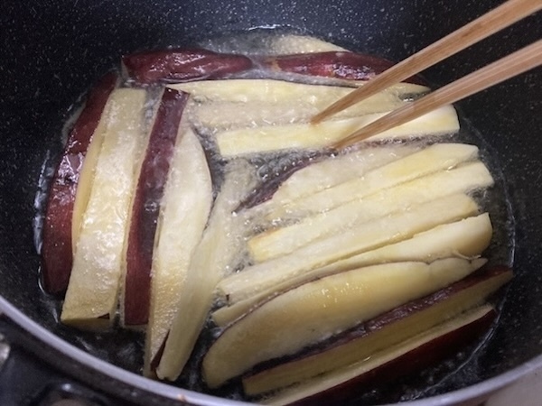 サツマイモをスティック状に切って…　超簡単おやつに「手が止まらん」「１本ペロリ」