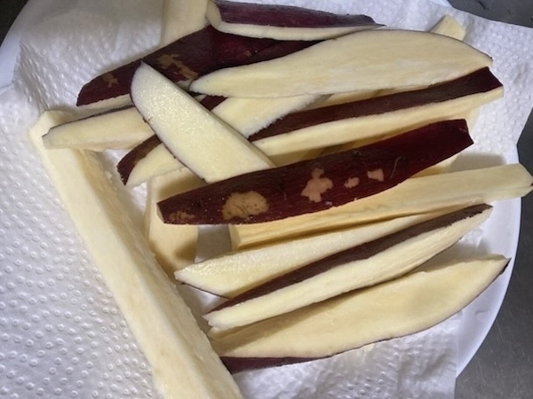 サツマイモをスティック状に切って…　超簡単おやつに「手が止まらん」「１本ペロリ」