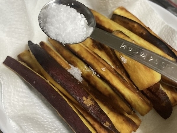 サツマイモをスティック状に切って…　超簡単おやつに「手が止まらん」「１本ペロリ」