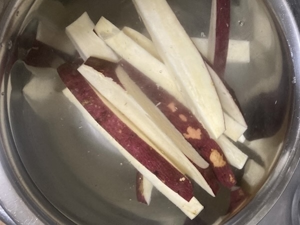 サツマイモをスティック状に切って…　超簡単おやつに「手が止まらん」「１本ペロリ」