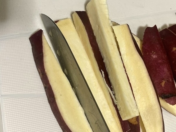 サツマイモをスティック状に切って…　超簡単おやつに「手が止まらん」「１本ペロリ」