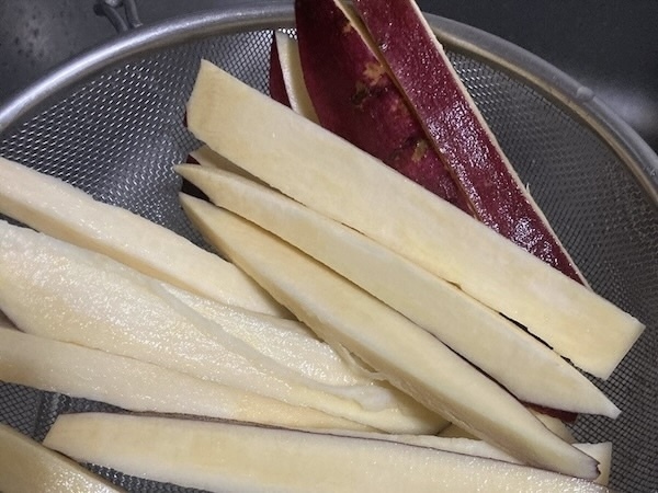 サツマイモをスティック状に切って…　超簡単おやつに「手が止まらん」「１本ペロリ」