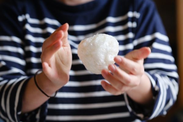 おにぎりが『さらにおいしくなる』　豆知識５選に「その手があったか」「メモした」