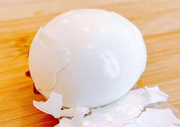 魔法みたいに、ゆで卵がきれいに剝ける！　画期的な方法に「感動レベル」