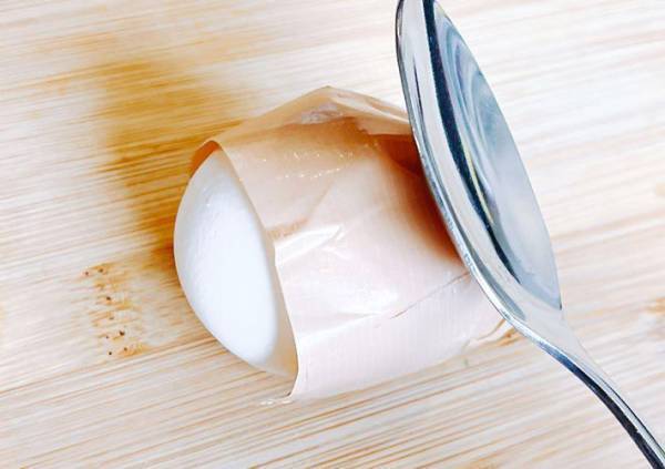 魔法みたいに、ゆで卵がきれいに剝ける！　画期的な方法に「感動レベル」