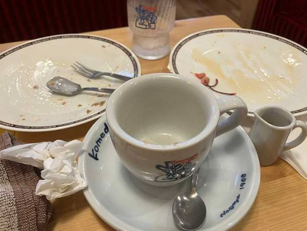 コメダで食事をする男性客　震えたワケに「怖すぎる」「めちゃくちゃ笑った」