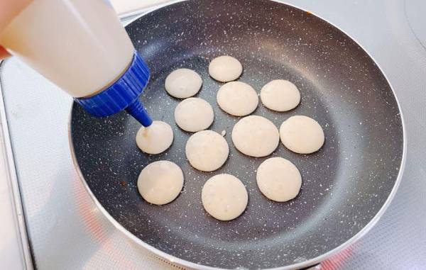 チマチマひっくり返すの面倒くさい…　ミニパンケーキの裏技に「すごい！」